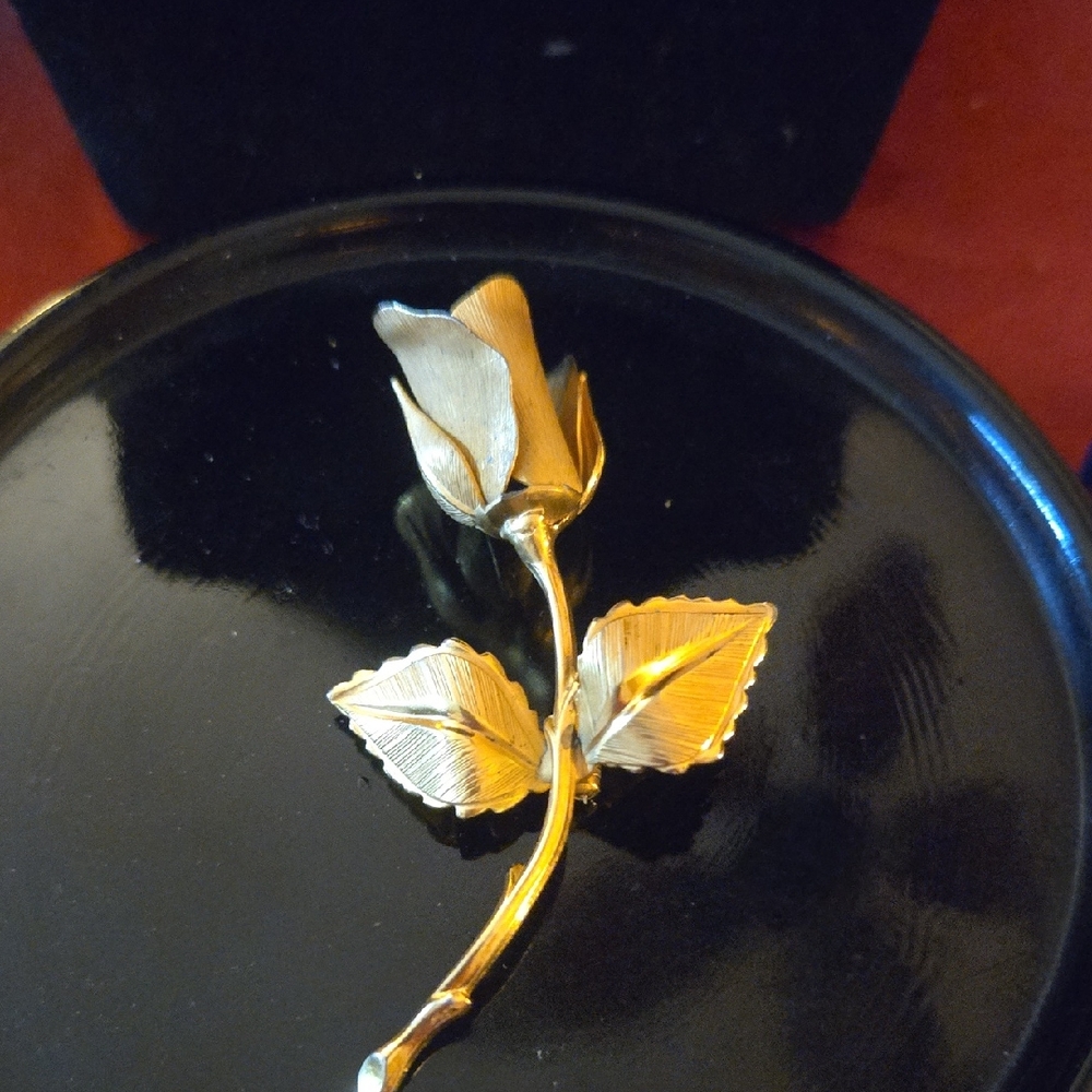 Elegant Gold Rose Brooch By Giovanni